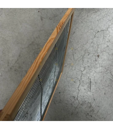 Tweedekans: Spaarkast ingekaderd koninginnerooster hout/gegalvaniseerd 47,2 x 42,1 cm
