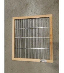 Tweedekans: Spaarkast ingekaderd koninginnerooster hout/gegalvaniseerd 47,2 x 42,1 cm