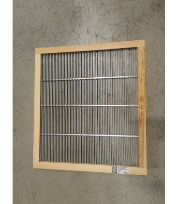 Tweedekans: Spaarkast ingekaderd koninginnerooster hout/gegalvaniseerd 47,2 x 42,1 cm